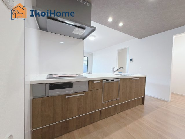 明石市西新町3丁目　全1棟　新築戸建のキッチン|◆同社施工例◆人気の対面式キッチン♪家事の時短に欠かせない食洗機付きです！