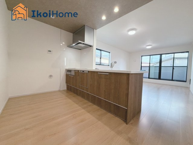 明石市西新町3丁目　全1棟　新築戸建のキッチン|◆同社施工例◆キッチン同色カップボードご依頼を受けることが多いです。地震に強くスッキリとおしゃれです