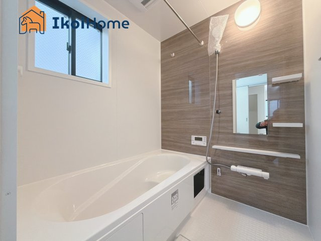 明石市西新町3丁目　全1棟　新築戸建の浴室|◆同社施工例◆小窓があり換気良好の浴室です。清潔な空間を保てます。