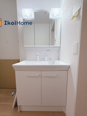 明石市西新町3丁目　全1棟　新築戸建の洗面所|【ホームページに現地動画掲載中】●年中無休：当日予約可●洗面台はお化粧をする時に便利な3面鏡。