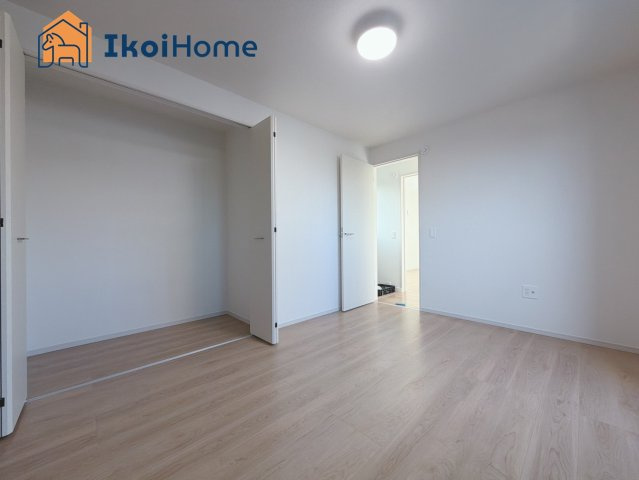 明石市西新町3丁目　全1棟　新築戸建の寝室|◆同社施工例◆注意。カーテン・カーテンレールは付いておりません。弊社にご相談ください。