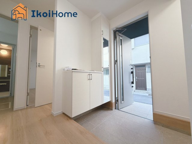 明石市西新町3丁目　全1棟　新築戸建の玄関|◆同社施工例◆玄関には靴をたくさん収納できるシューズボックスを完備しております！