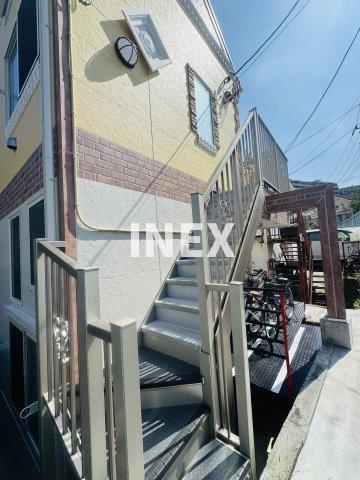 横浜市磯子区丸山１丁目のアパートのエントランス