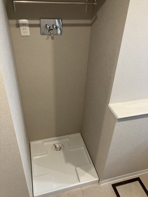 【ランドリースペース】 | サーム八軒 | 洗濯機スペース上部にはタオルハンガー付き可動棚♪