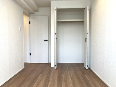 【収納】 | サーム八軒 | フローリングはナチュラルな木目＋モノトーンの建具がバランスよく空間に調和♪