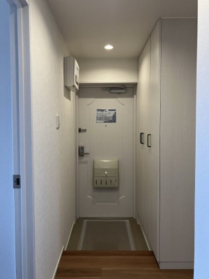 【玄関】 | サーム八軒 | 玄関には天井まで届く大容量の収納♪