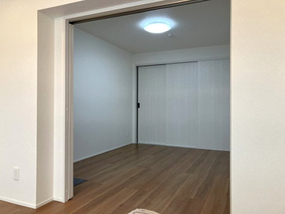 【洋室】 | サーム八軒 | リビング横6帖の居室は全開放も可能♪