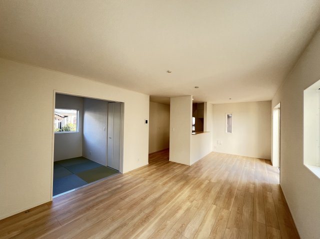 磯城郡三宅町伴堂第7の居間・リビング|和室と続きになっているので開放感があります