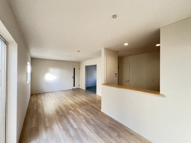 磯城郡三宅町伴堂第7の居間・リビング|お子様の様子も見ながら料理できますね