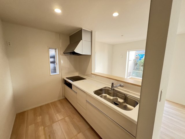 磯城郡三宅町伴堂第7のキッチン|明るいカウンターキッチン