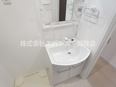 【独立洗面台】 | ルミエールB棟 | 独立洗面台、小物を置くことができて便利です