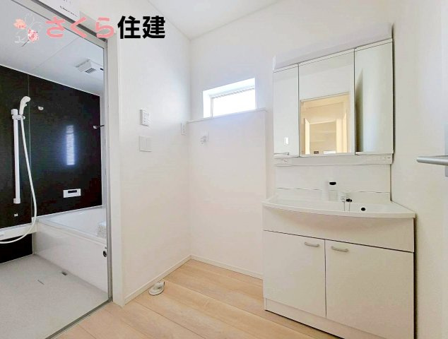 クレイドルガーデン鹿沼市東町　第5　2号棟の洗面所|３面鏡の裏にはたっぷりの収納スペースを標準装備！							
