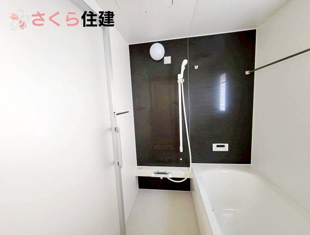 クレイドルガーデン鹿沼市東町　第5　2号棟の浴室|雨の日や湿気の多い梅雨時期などに重宝する浴室暖房乾燥機付き。
