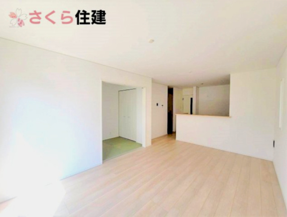 クレイドルガーデン鹿沼市東町　第5　2号棟の居間・リビング|窓からの陽射しがたっぷり差し込む明るいリビング