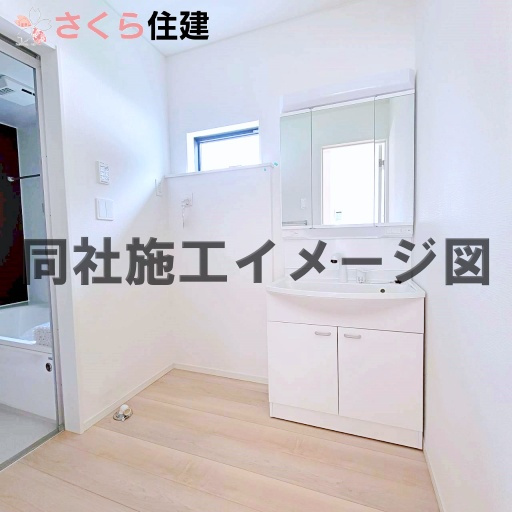 クレイドルガーデン鹿沼市東町　第5　2号棟の洗面所|同社施工物件の写真です。３面鏡の裏にはたっぷりと収納スペースを標準装備！							
