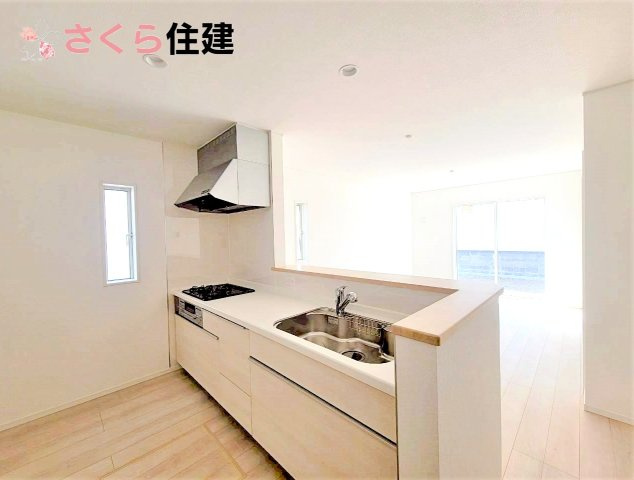 クレイドルガーデン鹿沼市東町　第5　2号棟の居間・リビング|対面式システムキッチンで家族の様子を伺いながら家事ができます◎									

