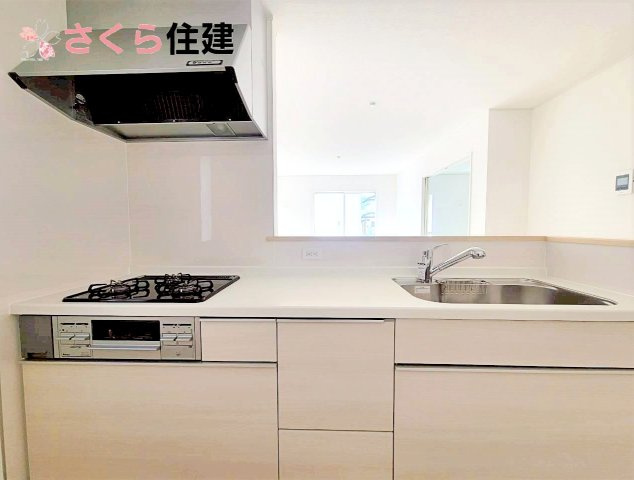 クレイドルガーデン鹿沼市東町　第5　2号棟のキッチン|3口コンロや浄水付き水栓など、充実の設備が揃ったシステムキッチン