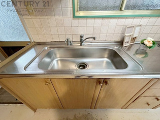 大きなシンクでお鍋などの大きな調理器具を洗う際にも便利です。