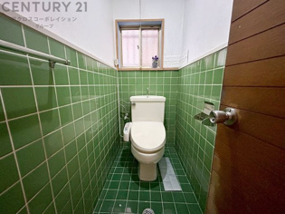 温水洗浄便座付トイレは温水洗浄機能により、暖かい水でおしりを洗浄することができ、冷たい水を使う従来の便座に比べ、温水洗浄機能で暖かいトイレを提供し、快適な使用を可能にします。