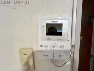 訪問者が来たときにテレビ画面で確認できるため、安心してドアを開けられます。録画機能があるものもあり、留守中に来訪者を記録しておくことができます。利便性が高く、セキュリティ面でも安心です。