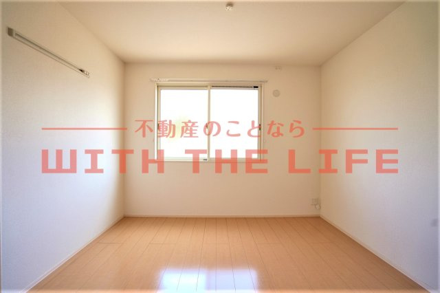 アルル【10，000円キャッシュバック対象物件】の洋室|忙しい朝には欠かせない洗面所です