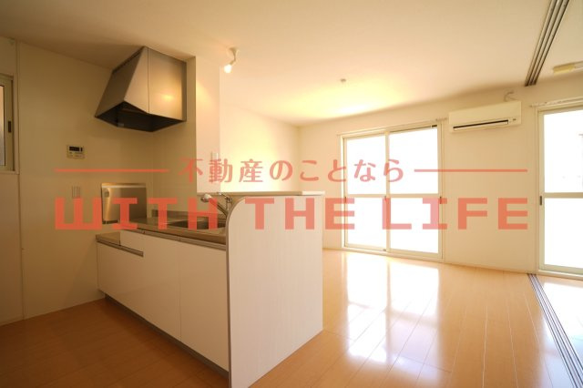 アルル【10，000円キャッシュバック対象物件】の居間・リビング|おしゃれな居間です