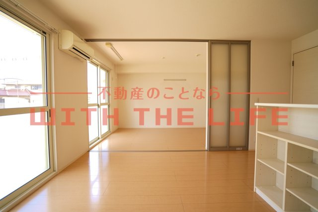 アルル【10，000円キャッシュバック対象物件】の居間・リビング|コンパクトで使いやすい洋室です