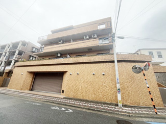 【外観】 | 手入れの行き届いた外壁やエントランスなど、「見ればわかる」レベルで清潔感を保ったマンションです。築年数を感じさせない姿で皆様をお出迎えします。～即日のご見学可能～　お問合せはお気軽にどうぞ。
