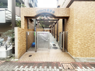 【エントランス】 | お客様を、そして住人を出迎えてくれるマンションのエントランス。ゴミが落ちていないことからも、管理状態の良さや住民の節度の高さが見て取れます。～即日のご見学可能～　お問合せはお気軽にどうぞ。