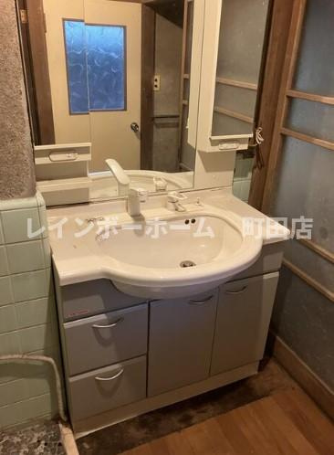 三井西原※初期費用分割後払いサービス利用可能物件の洗面所|明るい洗面所です