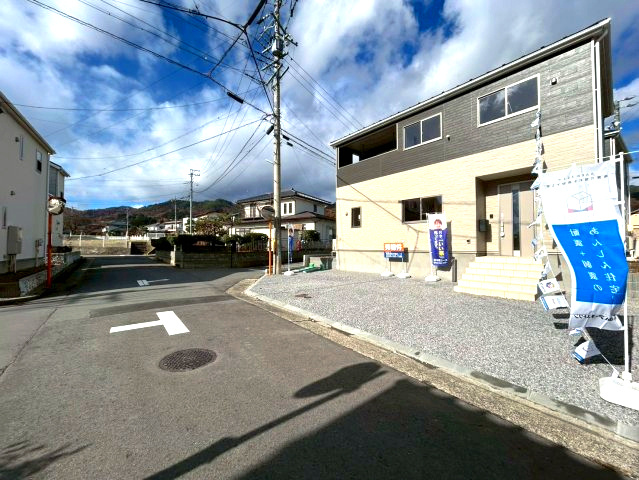 長野市大字若槻団地の新築一戸建の前面道路含む現地写真