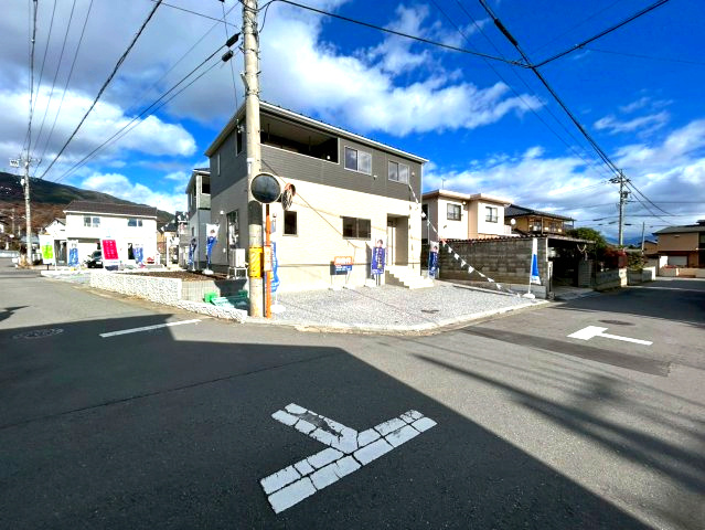 長野市大字若槻団地の新築一戸建の前面道路含む現地写真