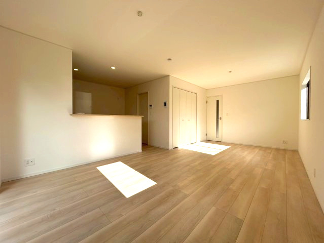 長野市大字若槻団地の新築一戸建の居間・リビング