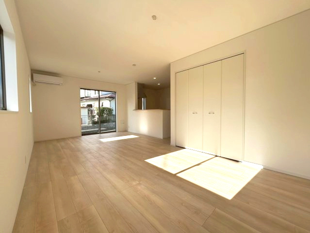 長野市大字若槻団地の新築一戸建の居間・リビング