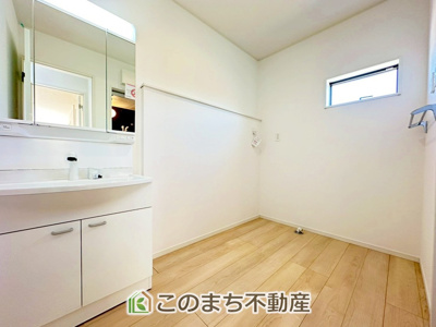 【独立洗面台】 | CRADLEGARDEN鹿沼市東町第5　3号棟 | 脱衣所は広々としておりますので、お子様のお着替えもストレスなくできます！
