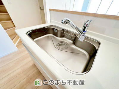 【設備】 | CRADLEGARDEN鹿沼市東町第5　3号棟 | ビルトイン型浄水器を内蔵したキッチン水栓。お米を研いだり、野菜を洗ったりするときなど用途に応じてワンタッチで浄水に切り替えが可能です。カートリッジ式なので、フィルターを簡単に交換する事が出来ます。
