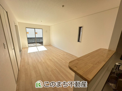 【居間・リビング】 | CRADLEGARDEN鹿沼市東町第5　3号棟 | 南側から暖かな日差しが差し込みます♪キッチンからリビングの様子がよく見渡せます☆
