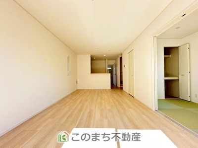 【居間・リビング】 | CRADLEGARDEN鹿沼市東町第5　3号棟 | 南向きのリビングは一日中太陽の光が射し込みます♪家族が集まる空間は、自然と笑顔が溢れます。
