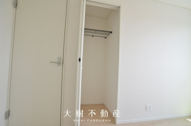 【洋室】 | 海老名市国分寺台３丁目 新築戸建て 全2棟【仲介手数料無料】 | 2階　洋室1（5.0帖）クローゼット