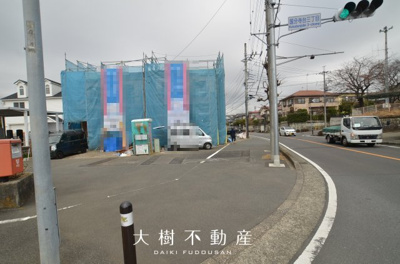 【前面道路含む現地写真】 | 海老名市国分寺台３丁目 新築戸建て 全2棟【仲介手数料無料】 | ※令和8年3月上旬に撮影