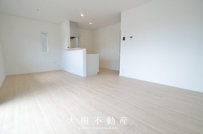 【居間・リビング】 | 海老名市国分寺台３丁目 新築戸建て 全2棟【仲介手数料無料】 | 宅地建物取引士による不動産のご説明・現地のご案内、住宅金融普及協会住宅ローンアドバイザーが住宅ローンのアドバイスから融資実行までのお手伝いをしっかりサポートします♪