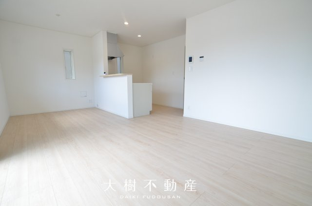 【居間・リビング】 | 海老名市国分寺台３丁目 新築戸建て 全2棟【仲介手数料無料】 | 宅地建物取引士による不動産のご説明・現地のご案内、住宅金融普及協会住宅ローンアドバイザーが住宅ローンのアドバイスから融資実行までのお手伝いをしっかりサポートします♪