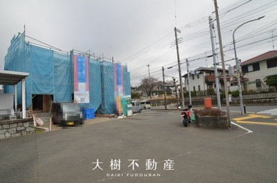 【前面道路含む現地写真】 | 海老名市国分寺台３丁目 新築戸建て 全2棟【仲介手数料無料】 | ※令和8年3月上旬に撮影