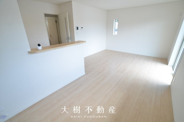 【居間・リビング】 | 海老名市国分寺台３丁目 新築戸建て 全2棟【仲介手数料無料】