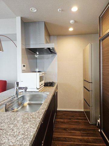 対面式キッチンのため、家事をしながら開放的なダイレクトウインドウが愉しめます。