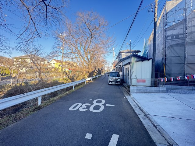 所沢市東新井町・全1棟　新築一戸建　～カースペース並列3台～の前面道路含む現地写真