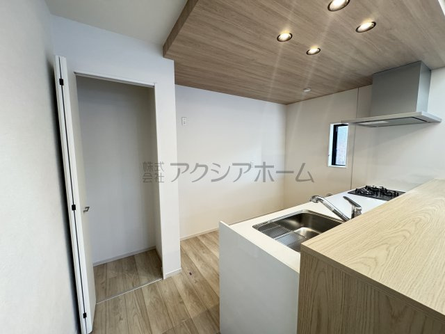 所沢市東新井町・全1棟　新築一戸建　～カースペース並列3台～の収納|キッチン後ろの収納スペース