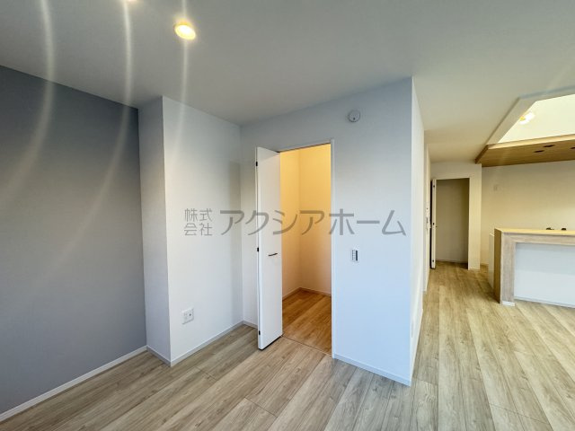 所沢市東新井町・全1棟　新築一戸建　～カースペース並列3台～の収納|LDKのウォークインクローゼット