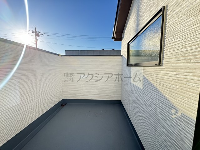 所沢市東新井町・全1棟　新築一戸建　～カースペース並列3台～のバルコニー