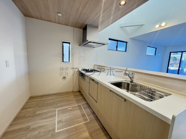 所沢市東新井町・全1棟　新築一戸建　～カースペース並列3台～のキッチン|カウンター付きの対面キッチン